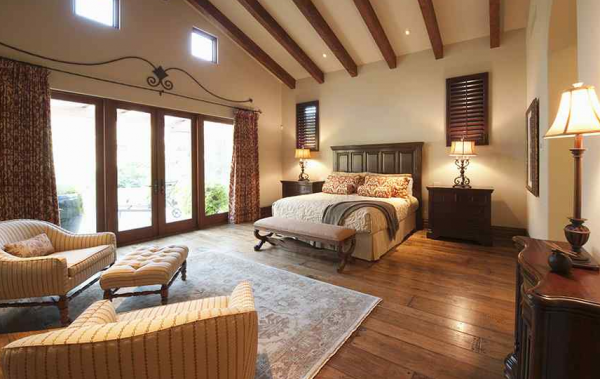 Kamar remaja dengan ornamen ukiran klasik pada pintu dan jendela yang memberi sentuhan Eropa klasik